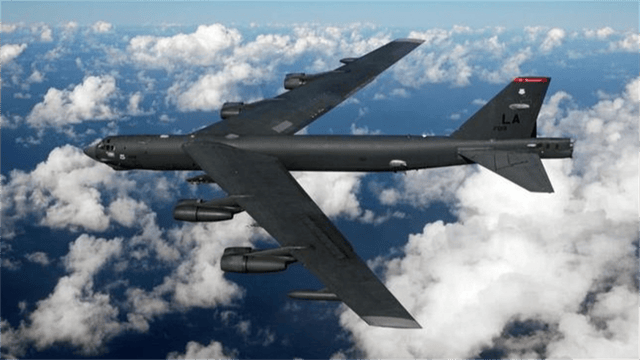 雷达全程无预警,B52突然闪现,以肉眼可见速度高速逼近客机