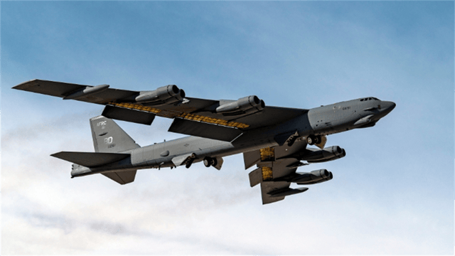 雷达全程无预警,B52突然闪现,以肉眼可见速度高速逼近客机