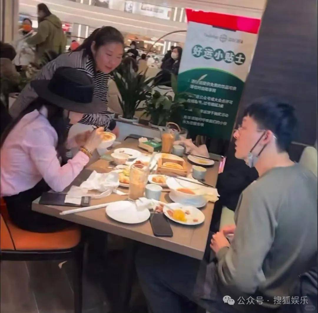 离婚三年又被拍到亲密逛超市,他俩这是纯带娃还是真复合了?