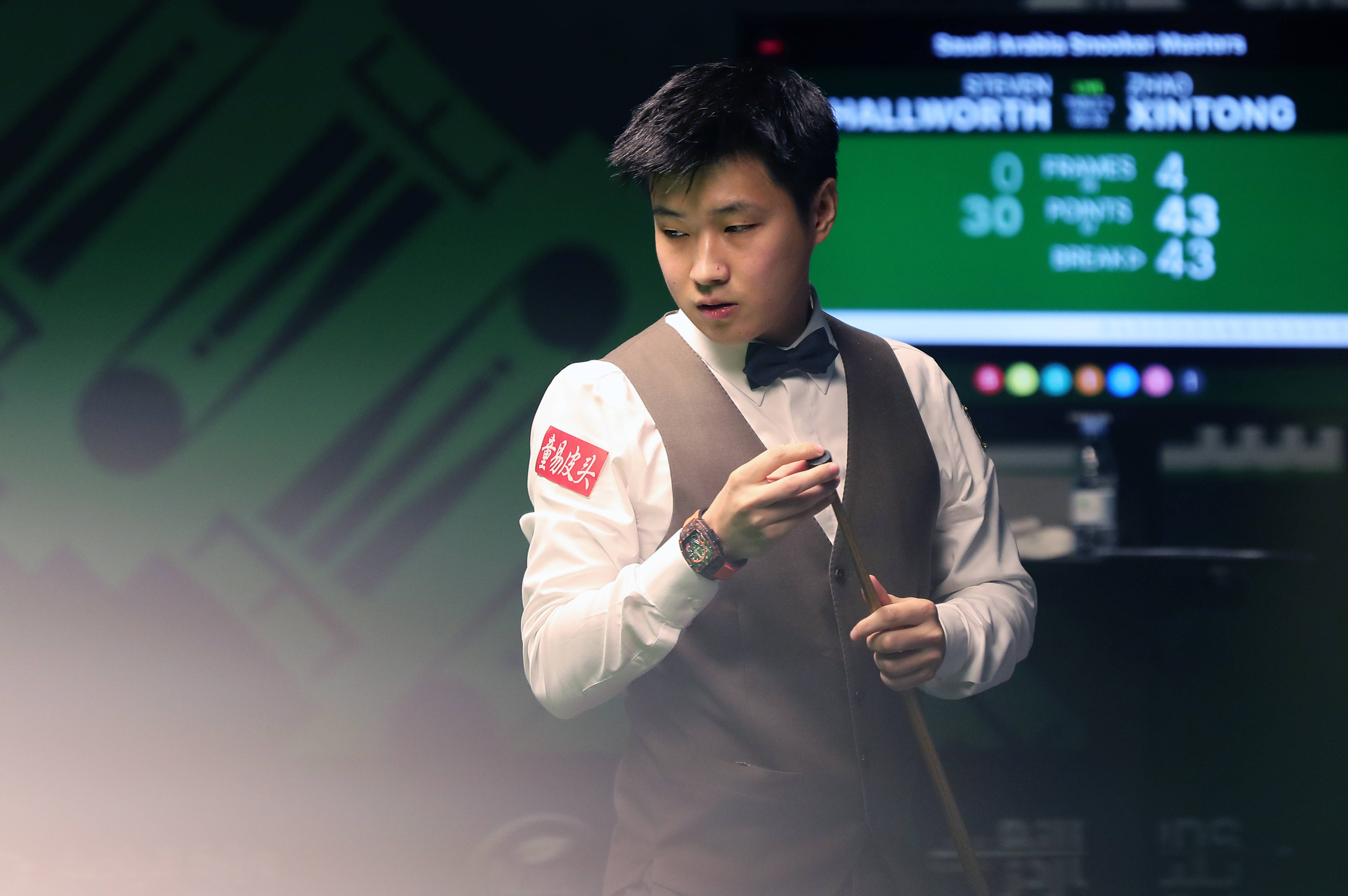 （体育）斯诺克——沙特大师赛：赵心童晋级16强