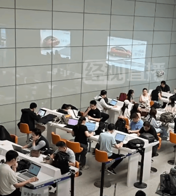 上海虹桥机场回应登机口“班味”浓、充电台座无虚席像自习室:公共充电台可以自由使用