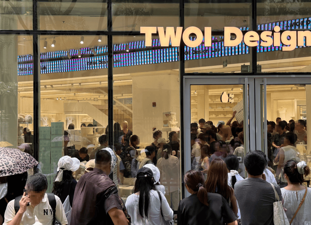开业第一天就闭店!人多到崩溃,排队超8小时,品牌道歉,补偿方案公布!
