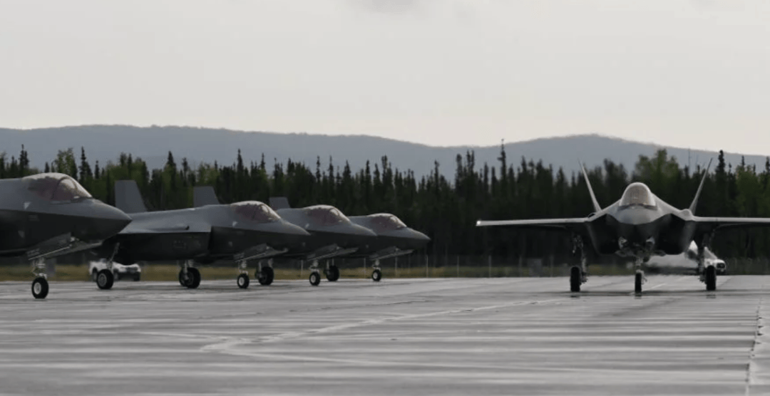 50分钟空中通话,5名专家远程支援,为何仍救不了一架F-35?美军公布F-35坠毁细节