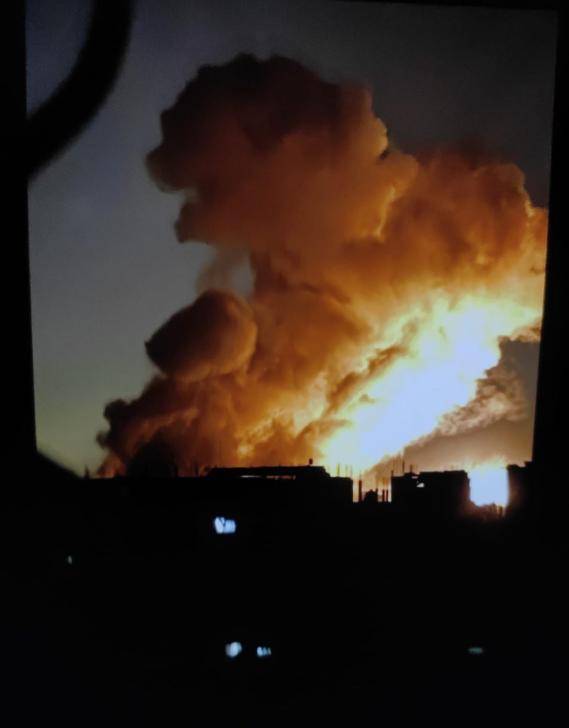 突发开战!以色列35辆自爆车深夜开炸,炸死百人,敢死队RPG反击