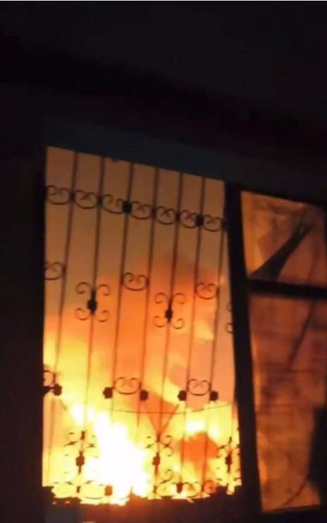 突发开战!以色列35辆自爆车深夜开炸,炸死百人,敢死队RPG反击