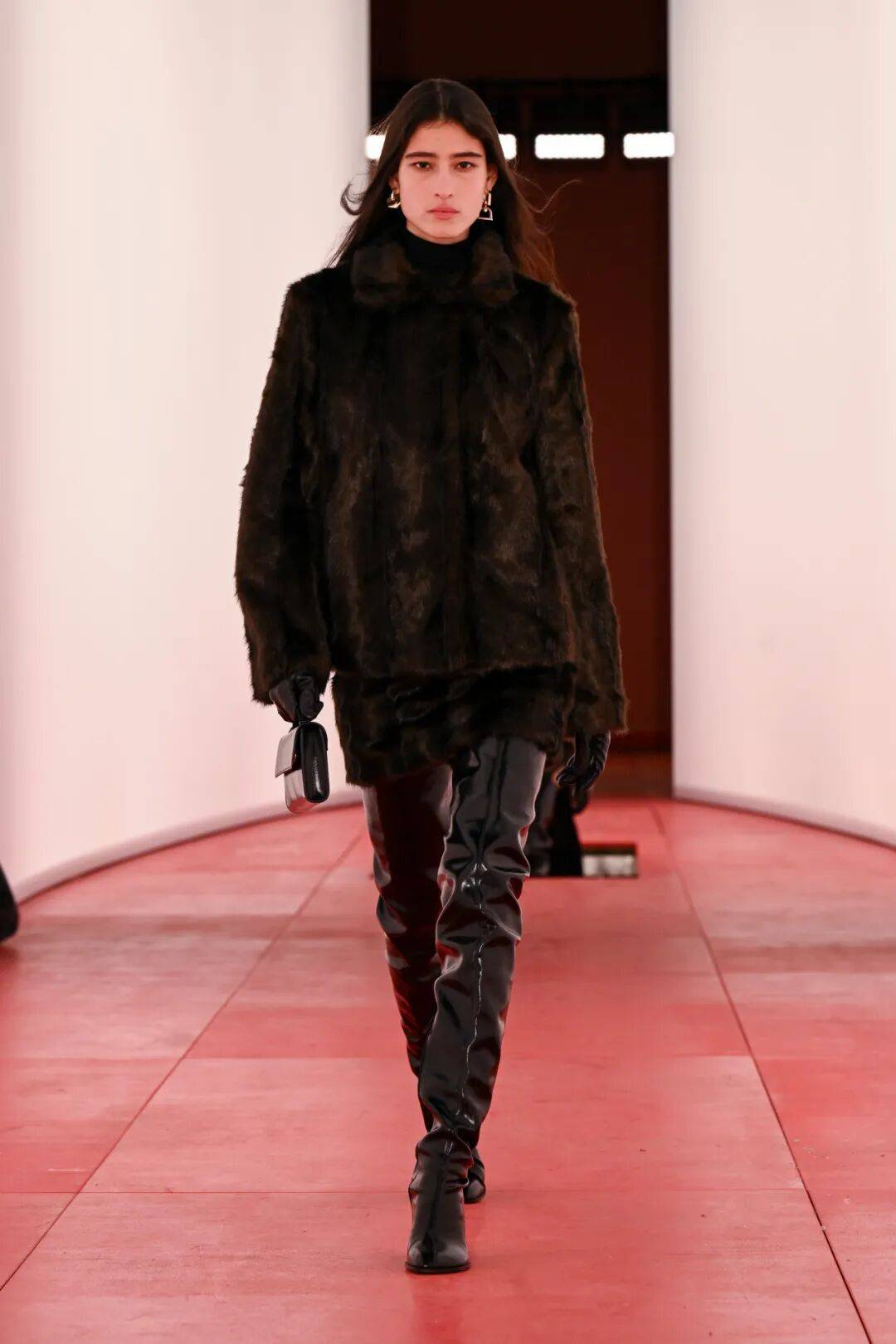 阔别七年重返T台的H&amp;M，终于暴露野心了