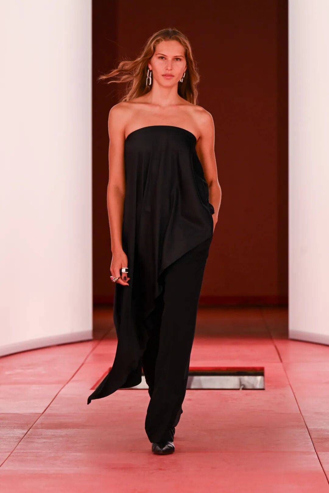 阔别七年重返T台的H&amp;M，终于暴露野心了