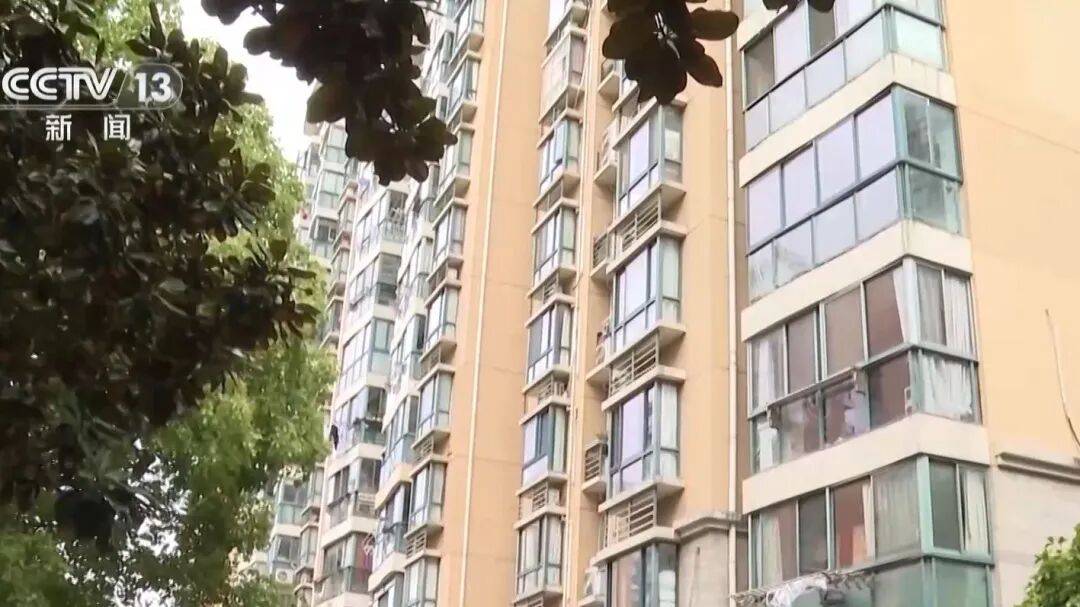 男子闪婚后将价值千万上海房产99%份额给女方,一年多后女方要求离婚分割房产;法院:不动产登记不等于绝对产权归属,补偿女方50万元